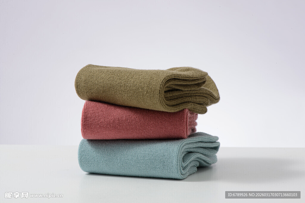 叠放的棉袜