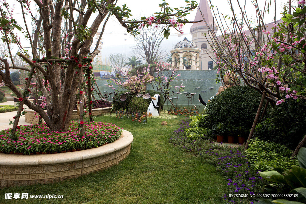 花园小径 繁花绿树相伴