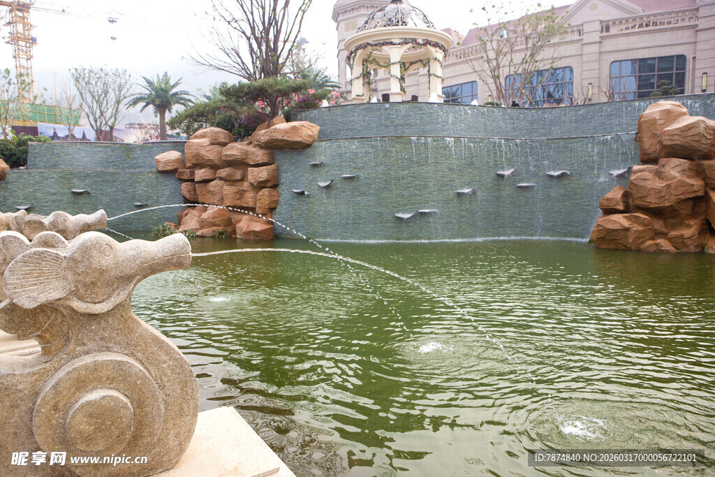 园林景观中的精美水池喷泉