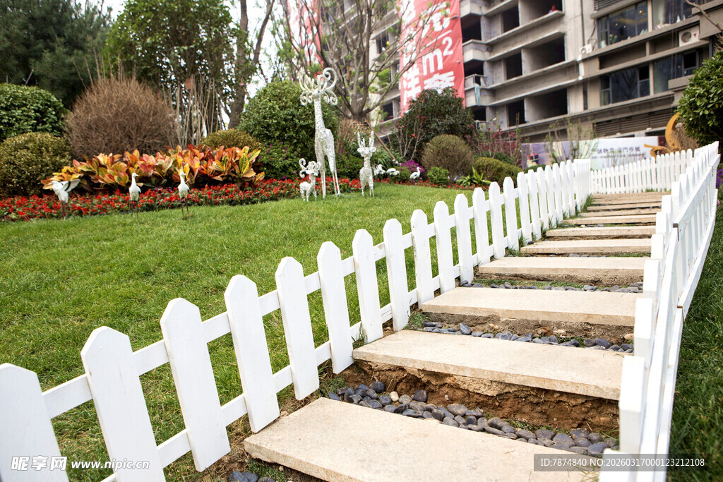 白色栅栏旁的步梯景观