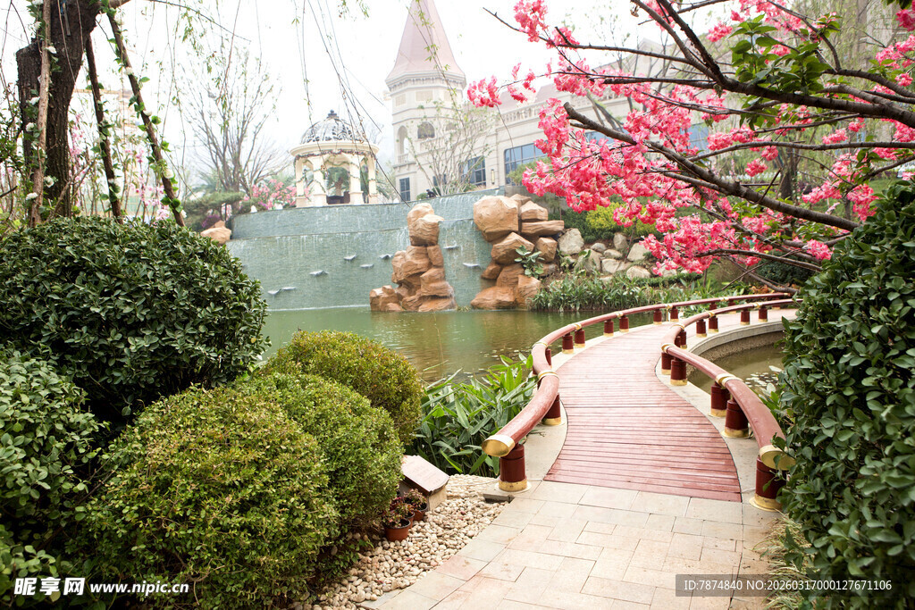 春日花园中的梦幻城堡小径