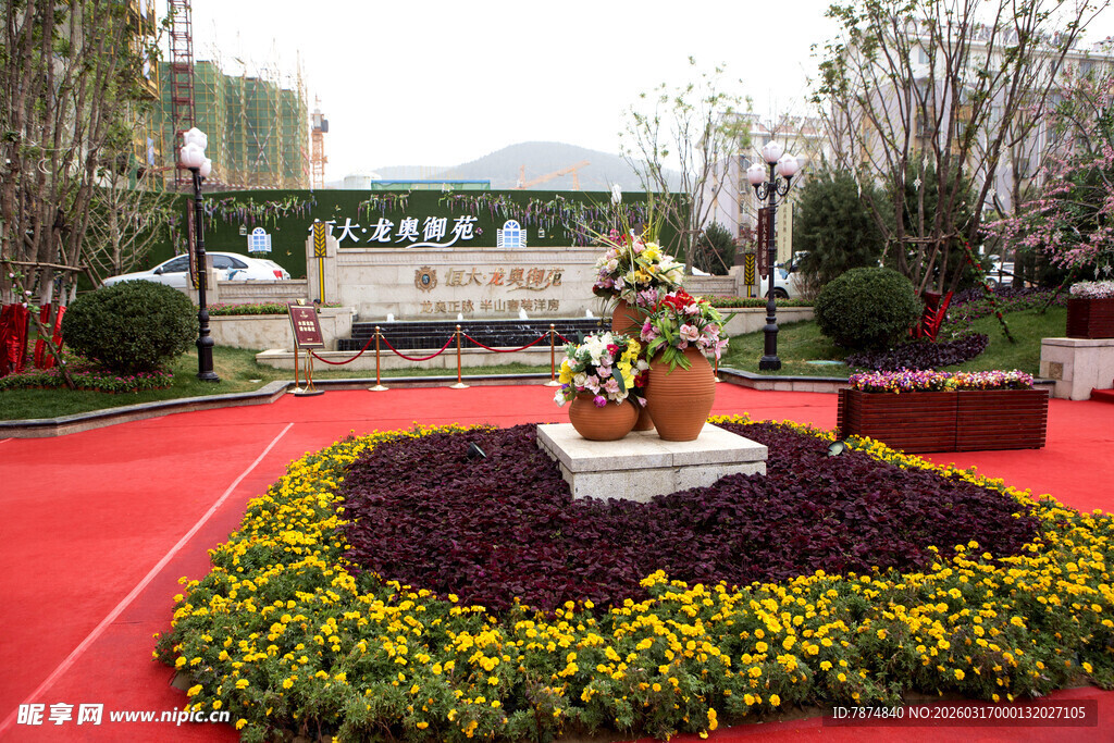 花园中的精美雕像景观