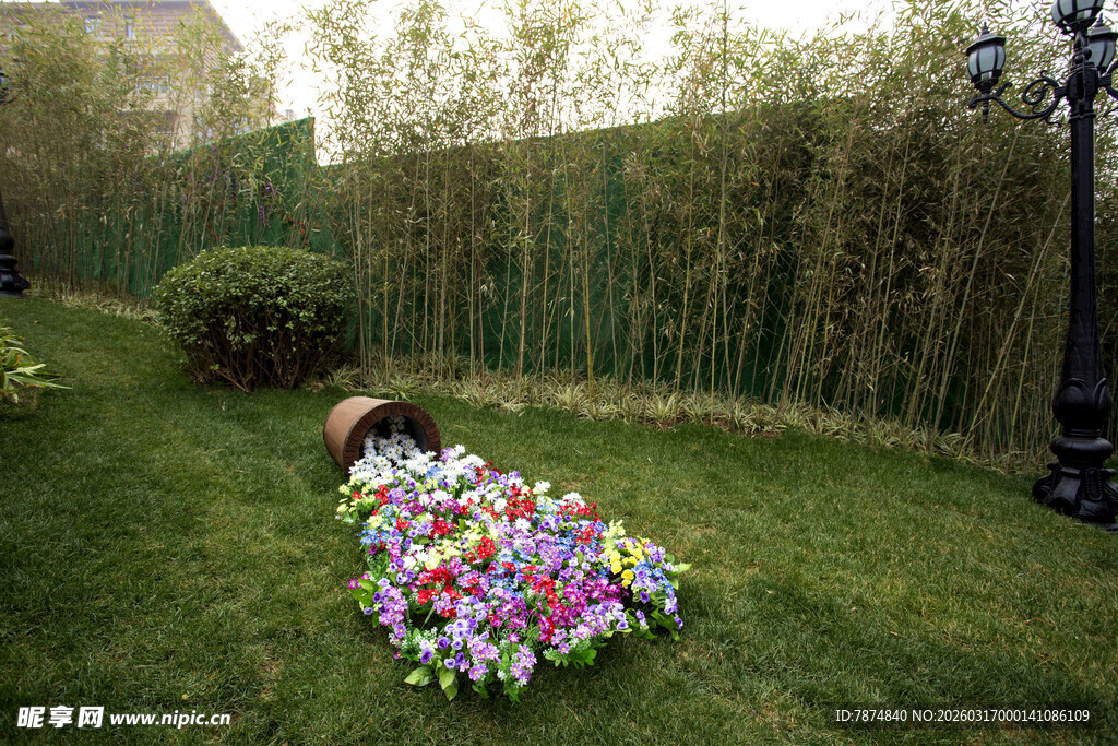 女孩俯卧于多彩花朵草坪上