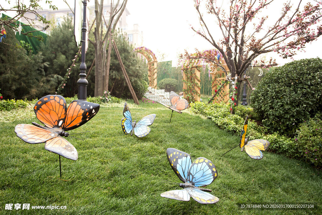 草地上的多彩蝴蝶雕塑