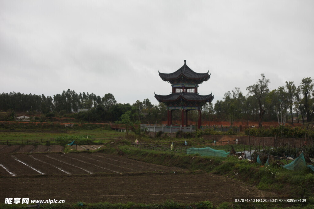田野边的中式古建筑景观