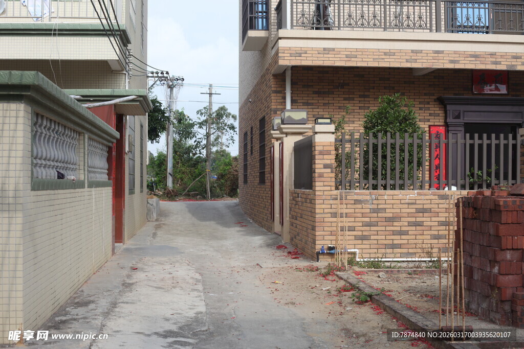 乡村小巷旁的民居景象