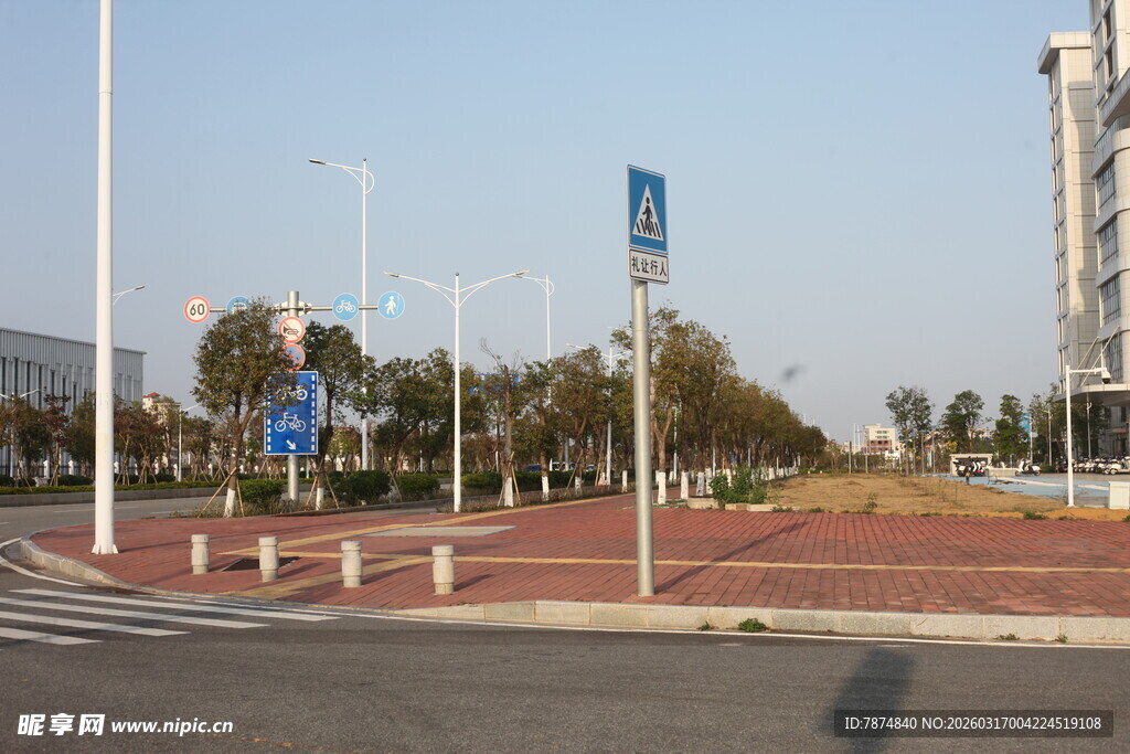 城市道路旁的路标与建筑