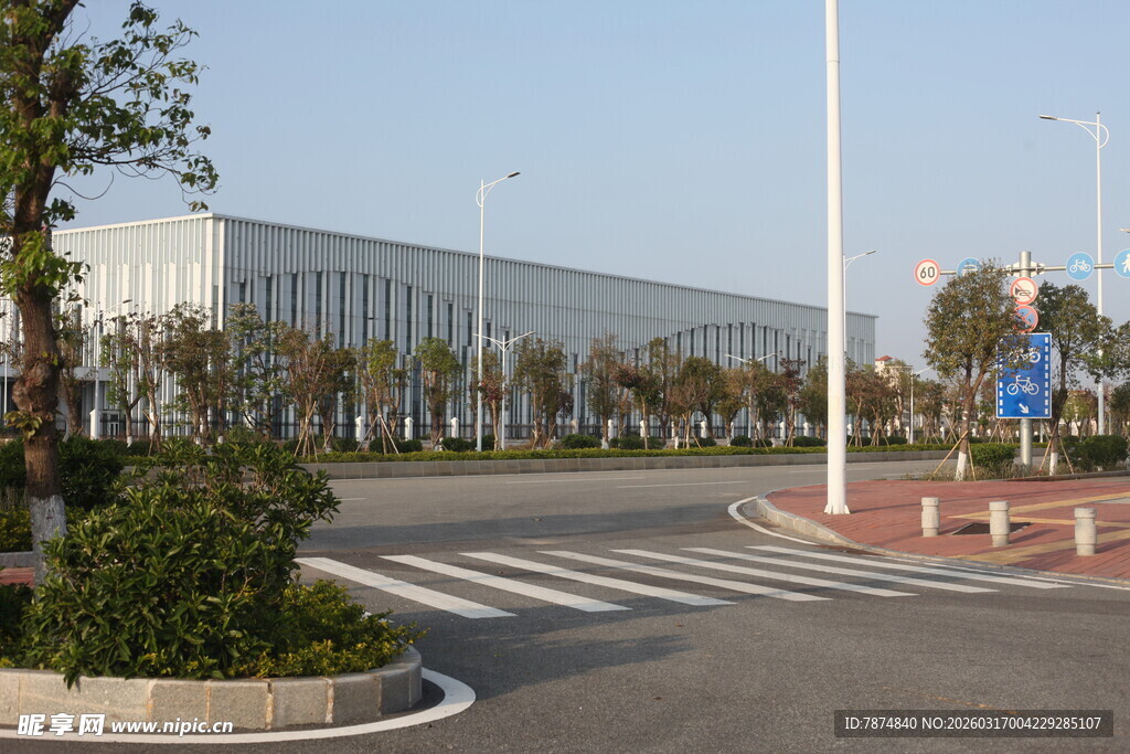 工厂外的道路与绿化景观