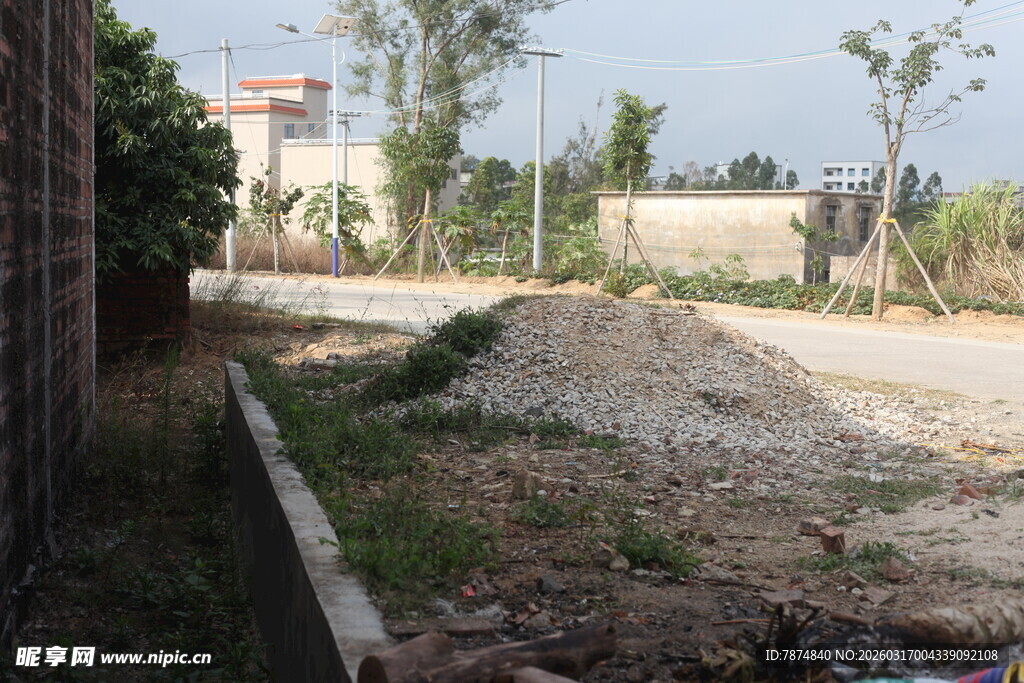 乡村路旁的空地场景
