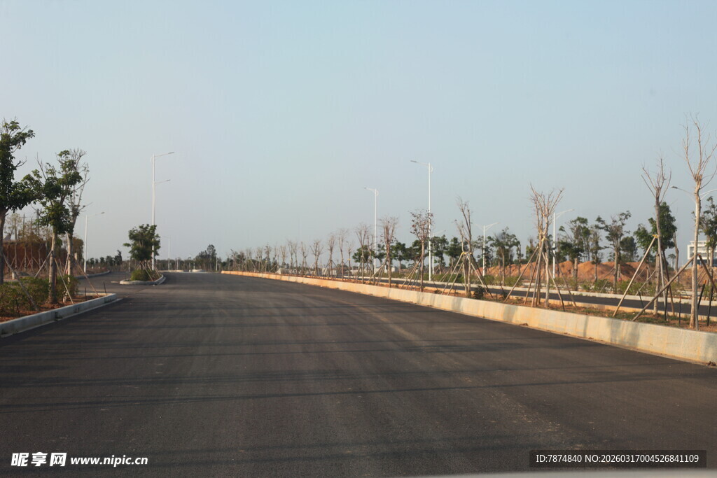 宽阔平坦的柏油道路