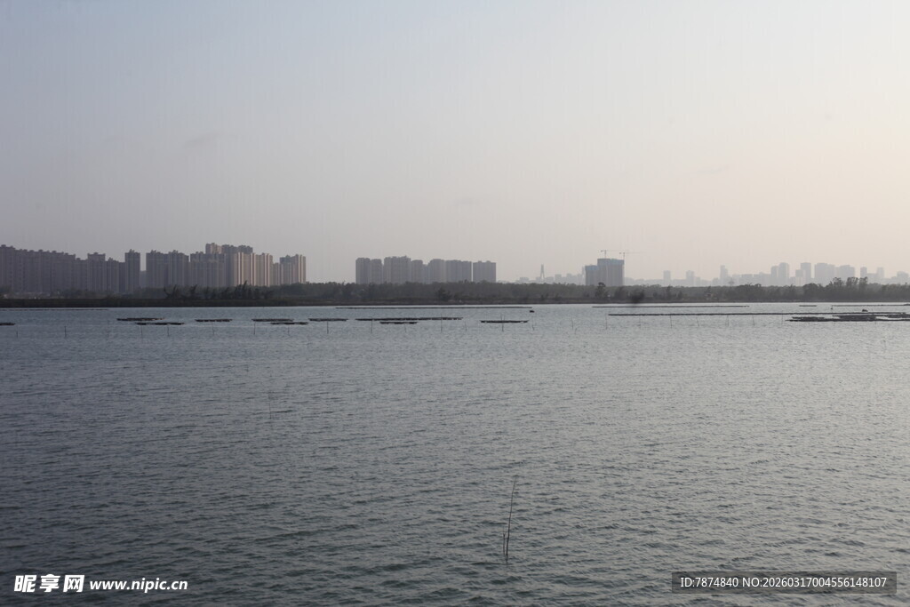 城市边的宽阔水域景观