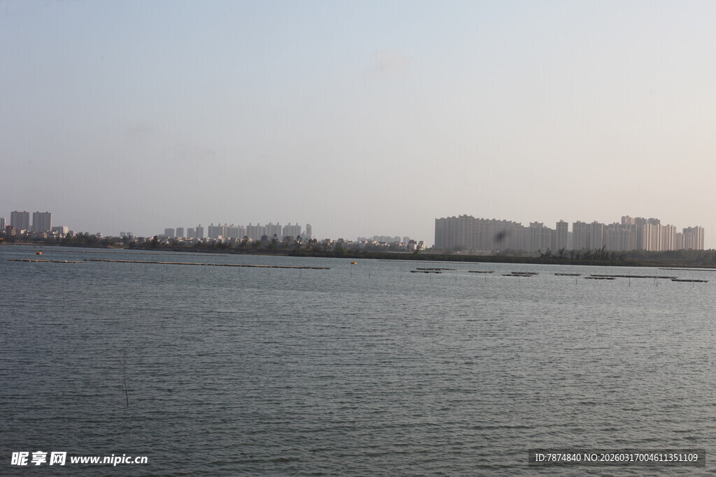 城市边的宽阔水域景观