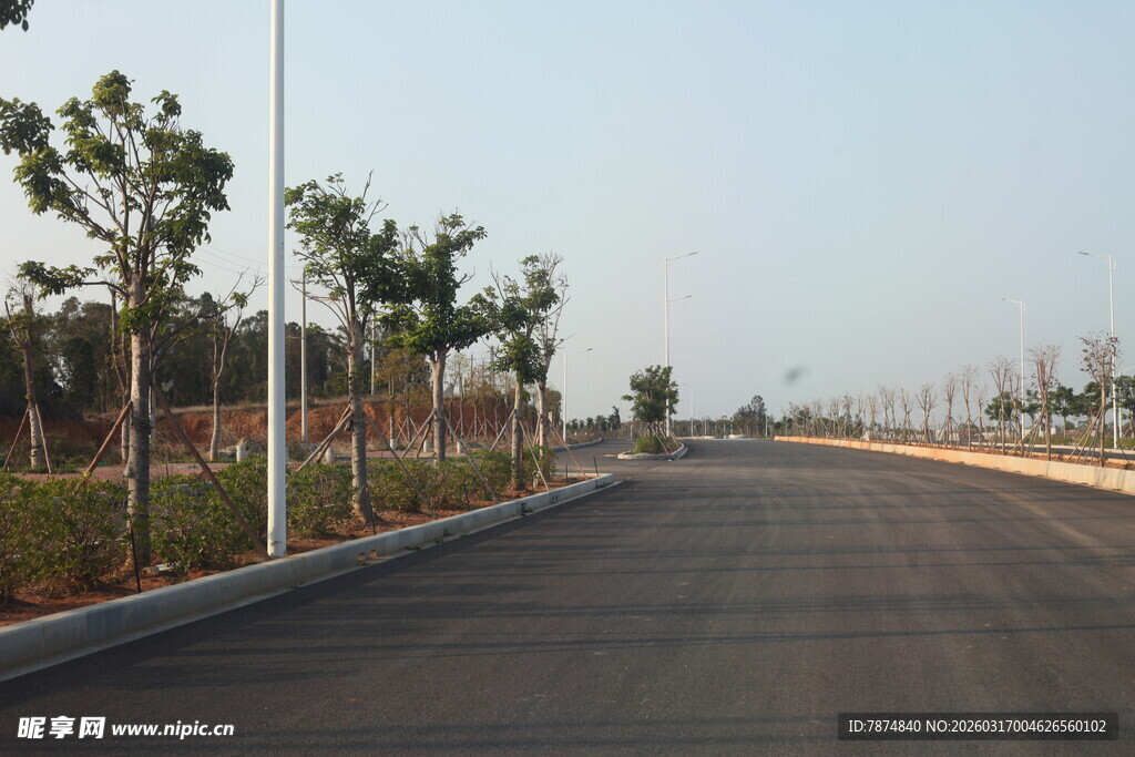 宽阔平坦的新建道路景观