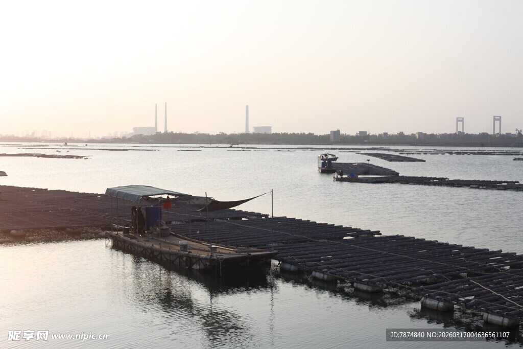 黄昏下的江边码头与船只