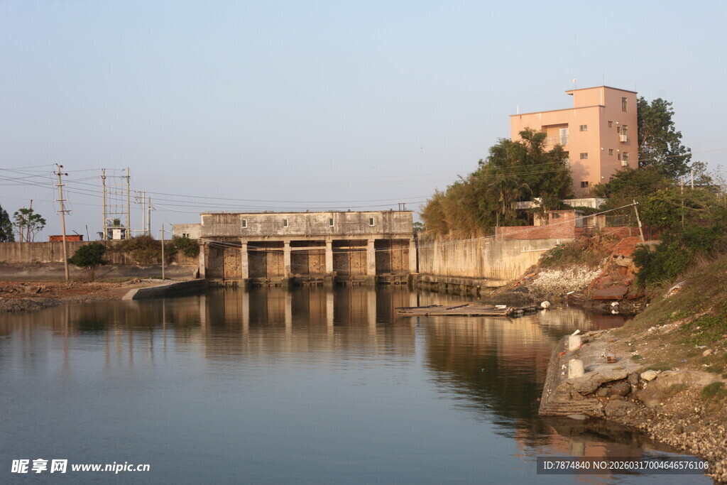 河畔桥梁与建筑景观