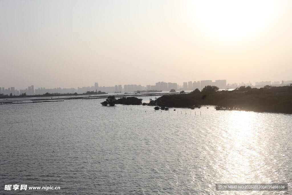 夕阳下波光粼粼的水面