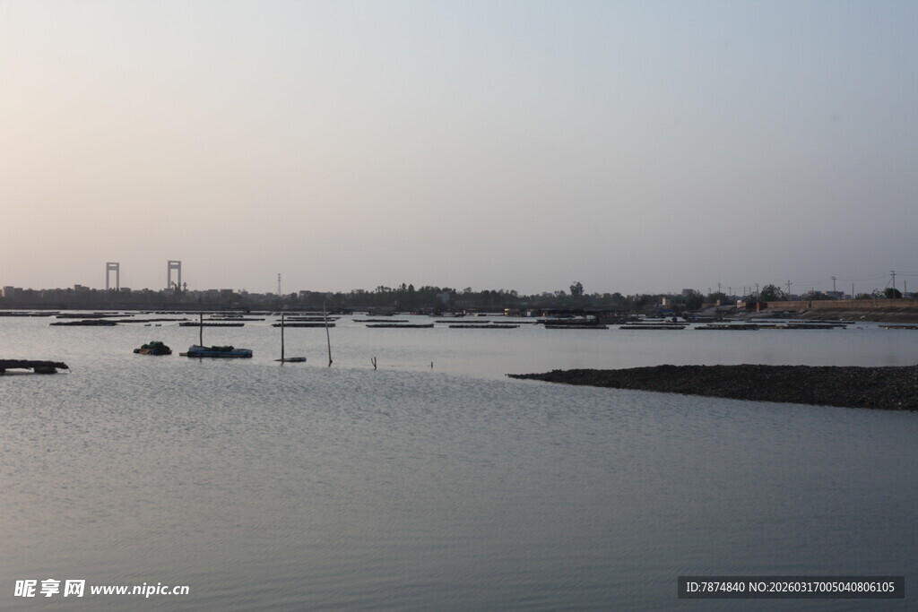 宁静河畔的黄昏景致