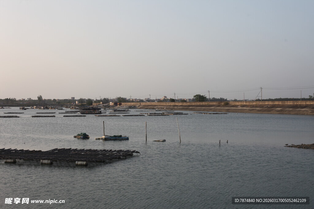 宁静水边的水上设施景观
