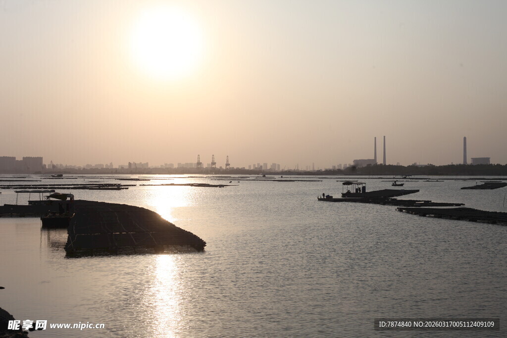 夕阳下的静谧水域