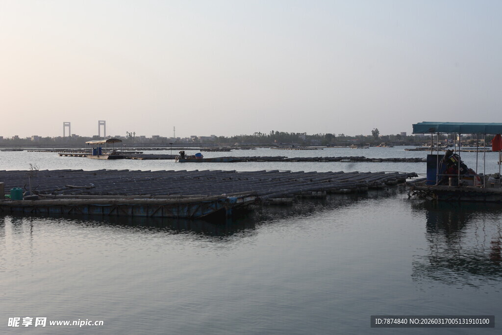 宁静港湾码头景象