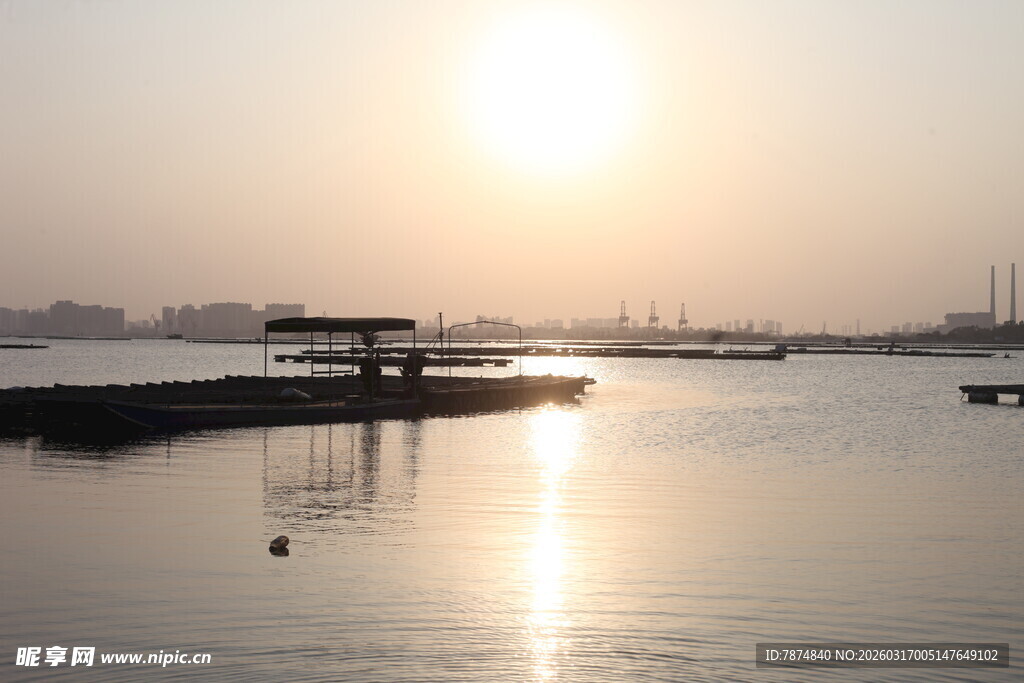 夕阳下的宁静水岸风景