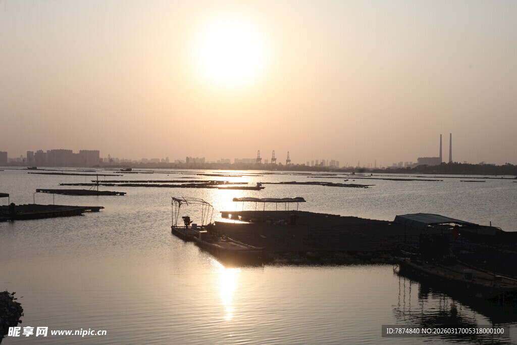 夕阳下的平静水域景观