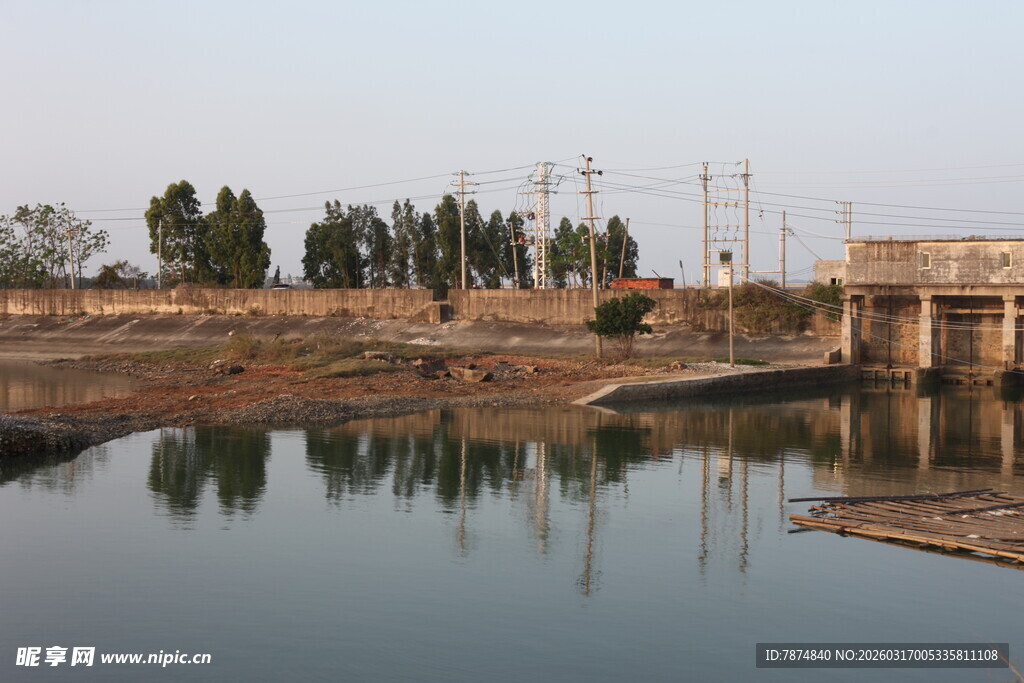 河畔风景 远处桥梁与树木
