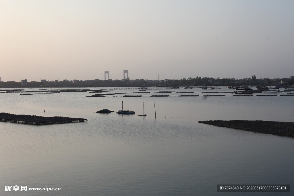 黄昏下的宁静水域景象