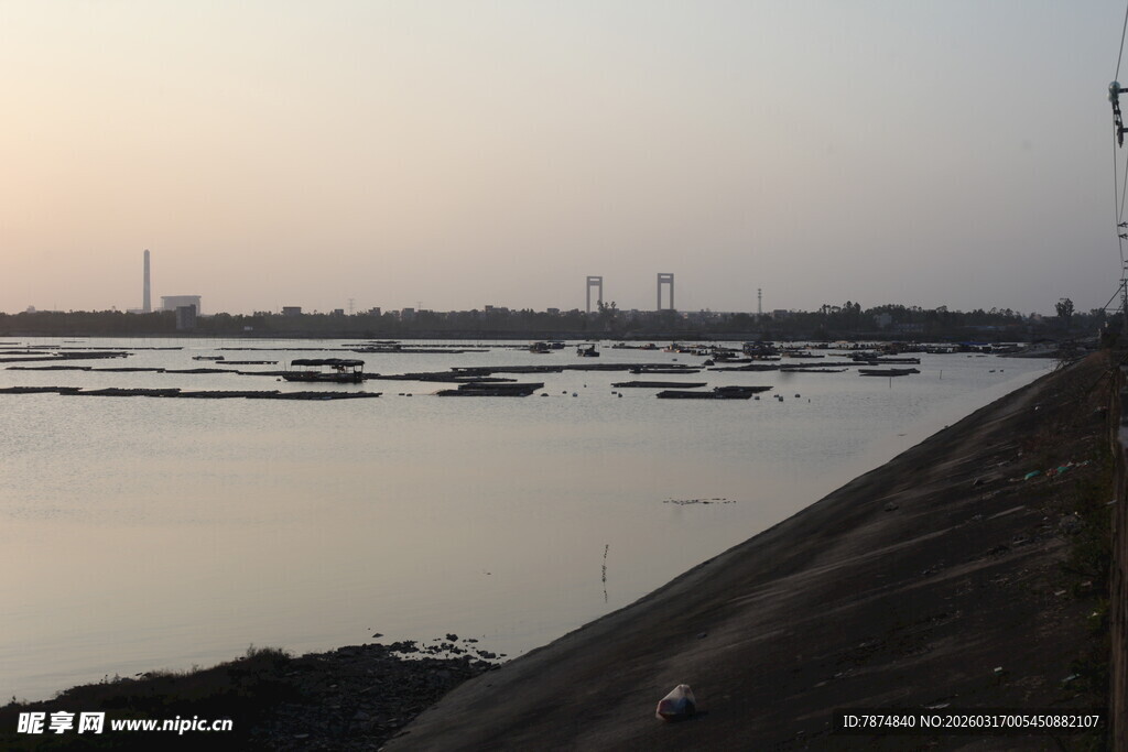 黄昏下的河畔船只景观