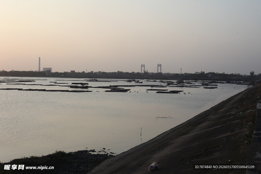 黄昏下的宁静港湾
