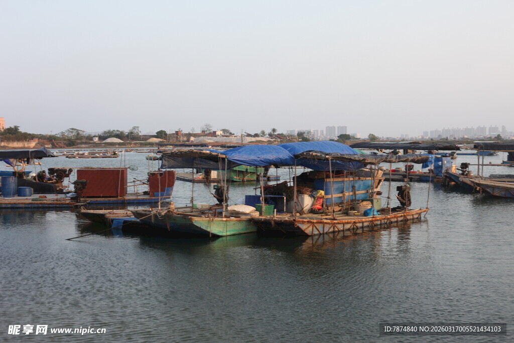 水上停泊的多彩船只