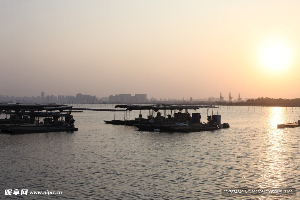 夕阳下的江面船只景象