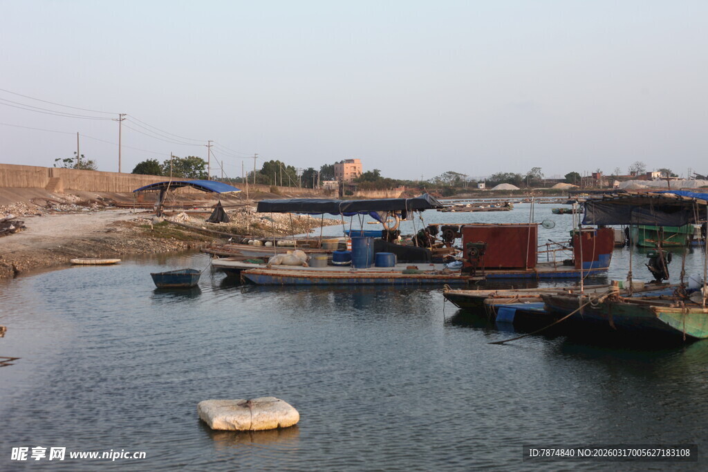 河畔停泊的船只与建筑