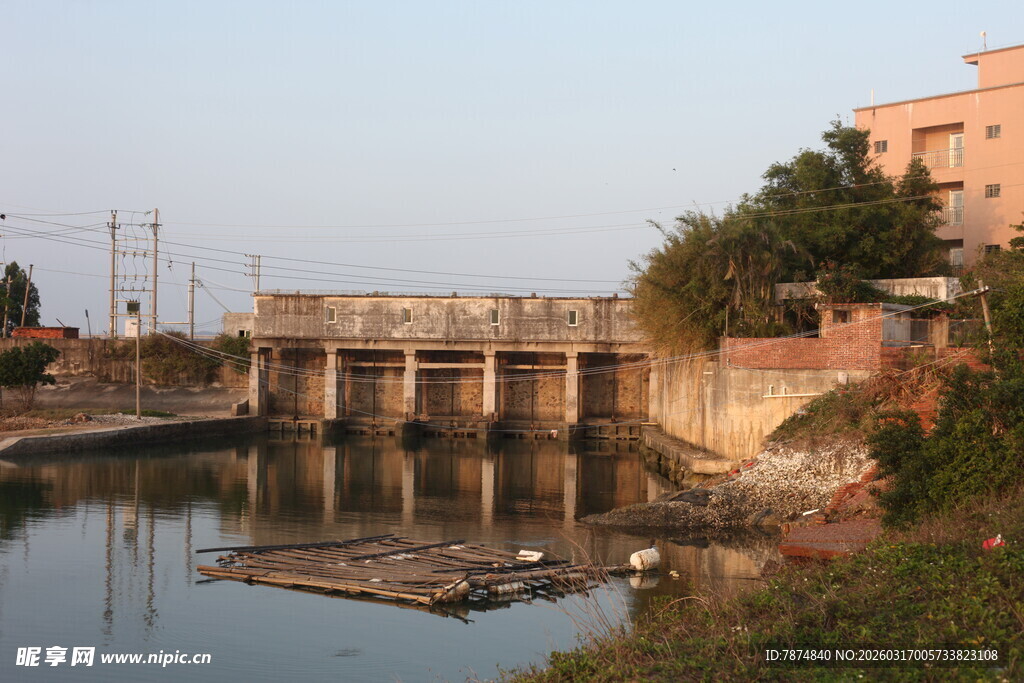 河畔桥梁建筑风景图