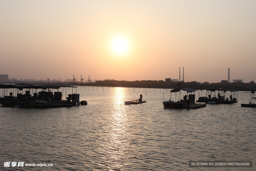 夕阳下的水上船只景象