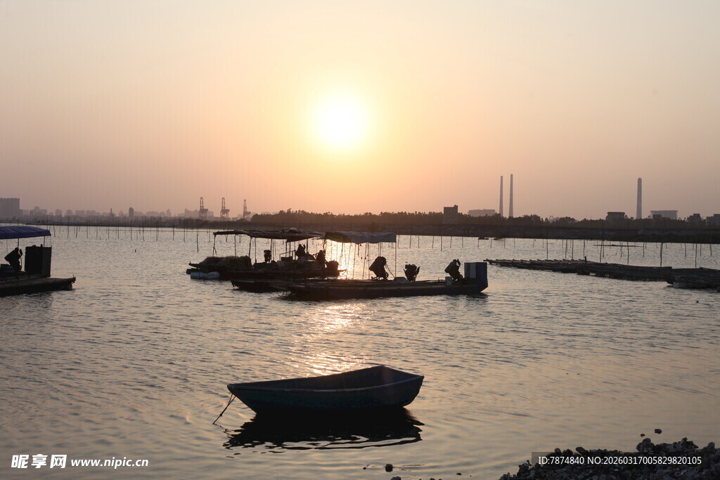 夕阳下的宁静水上小船景