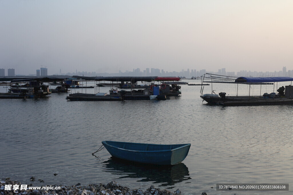 宁静水面上的停泊小船