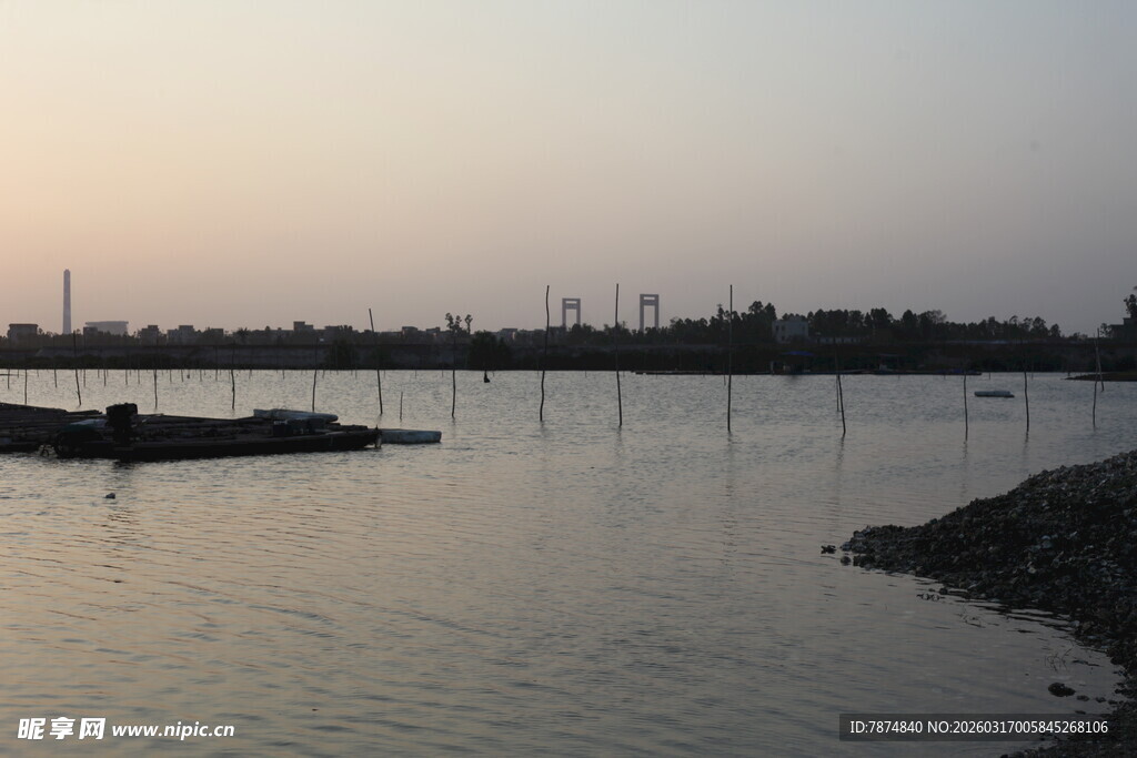 黄昏时分的宁静河岸景色
