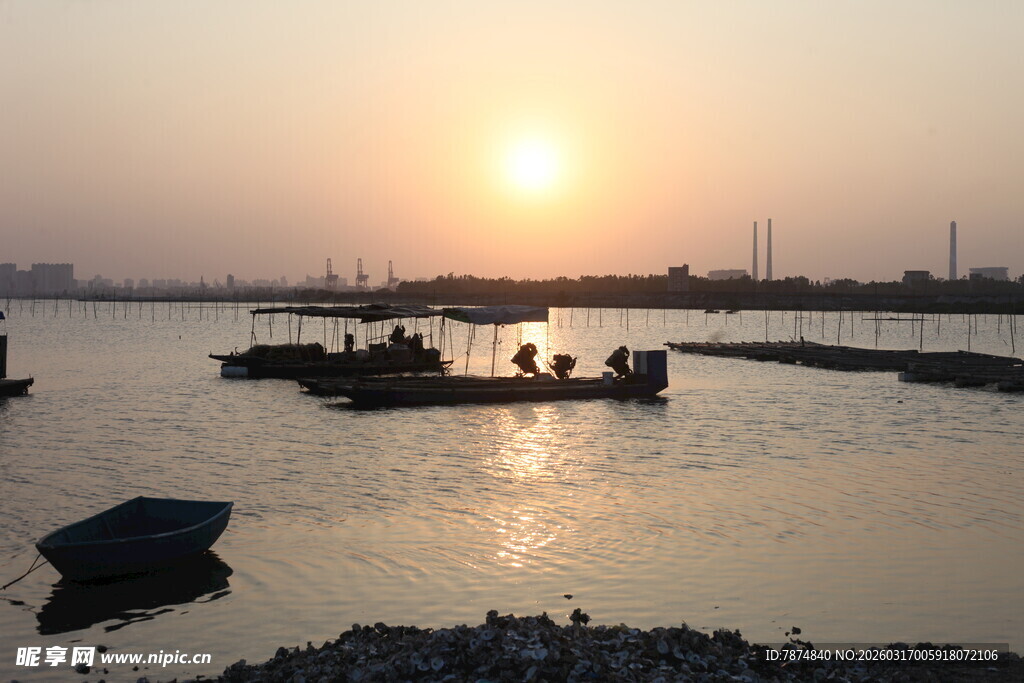 夕阳下的水上船只景象