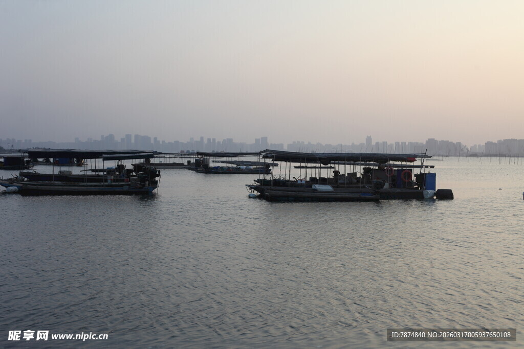 黄昏下的江面上停泊着船只