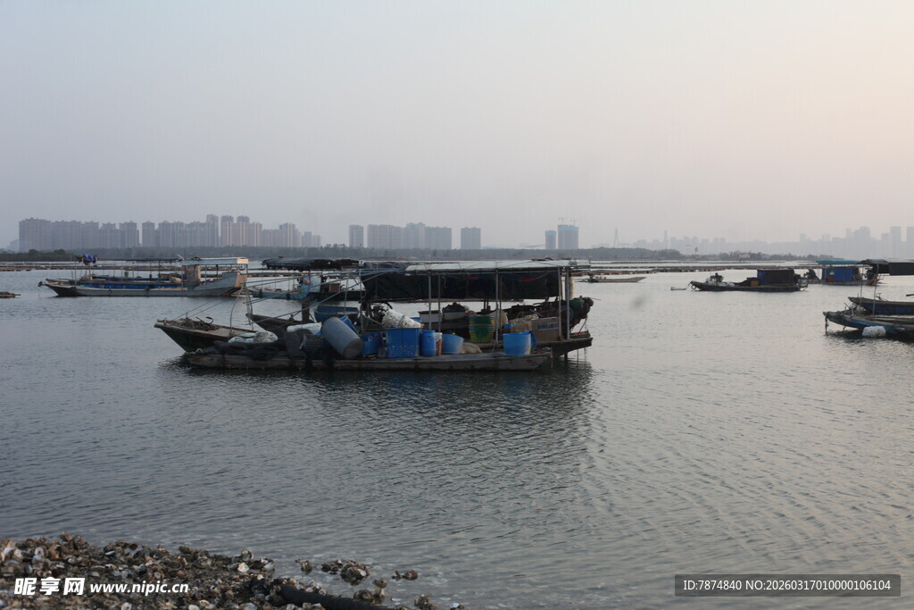 江边停泊的多艘船只