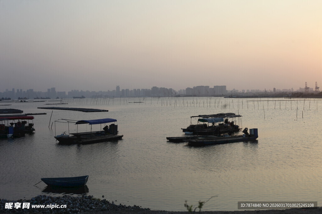 黄昏下宁静的江畔船只