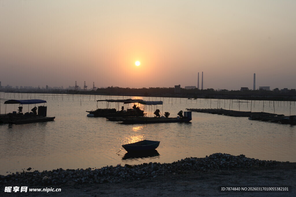 夕阳下的宁静水边景象