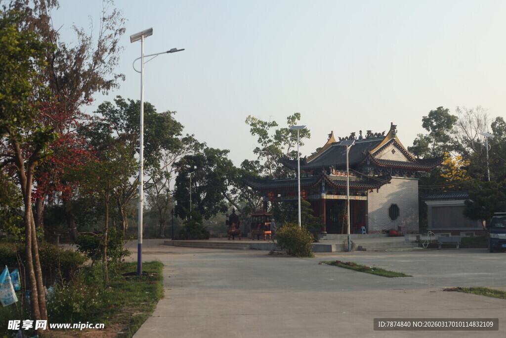 乡村宁静小道旁的古朴房屋