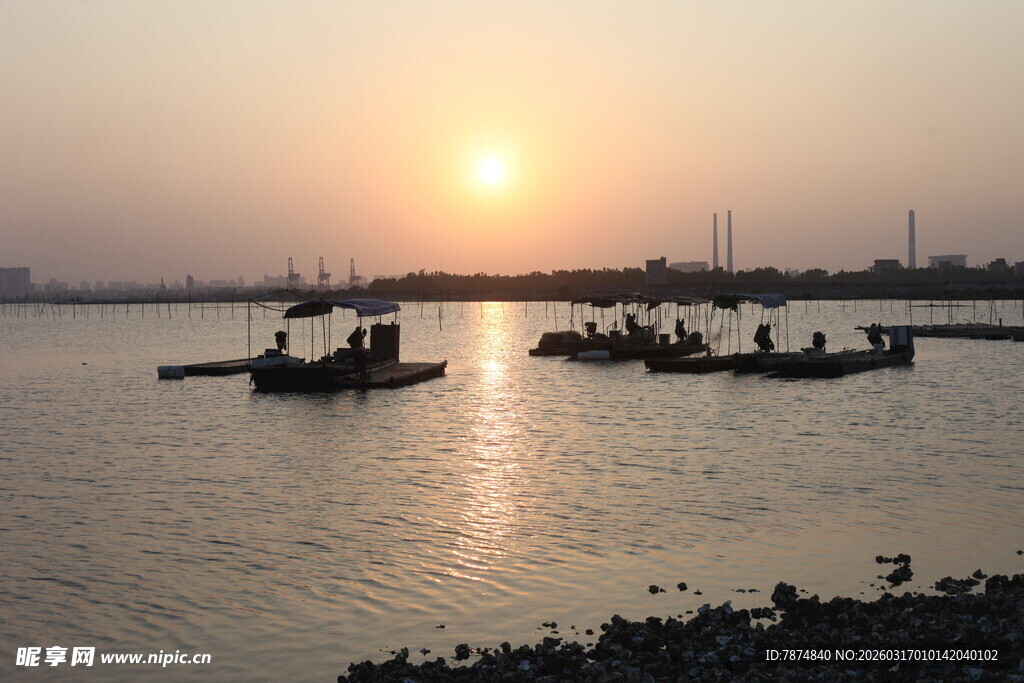 夕阳下的水上渔船景象