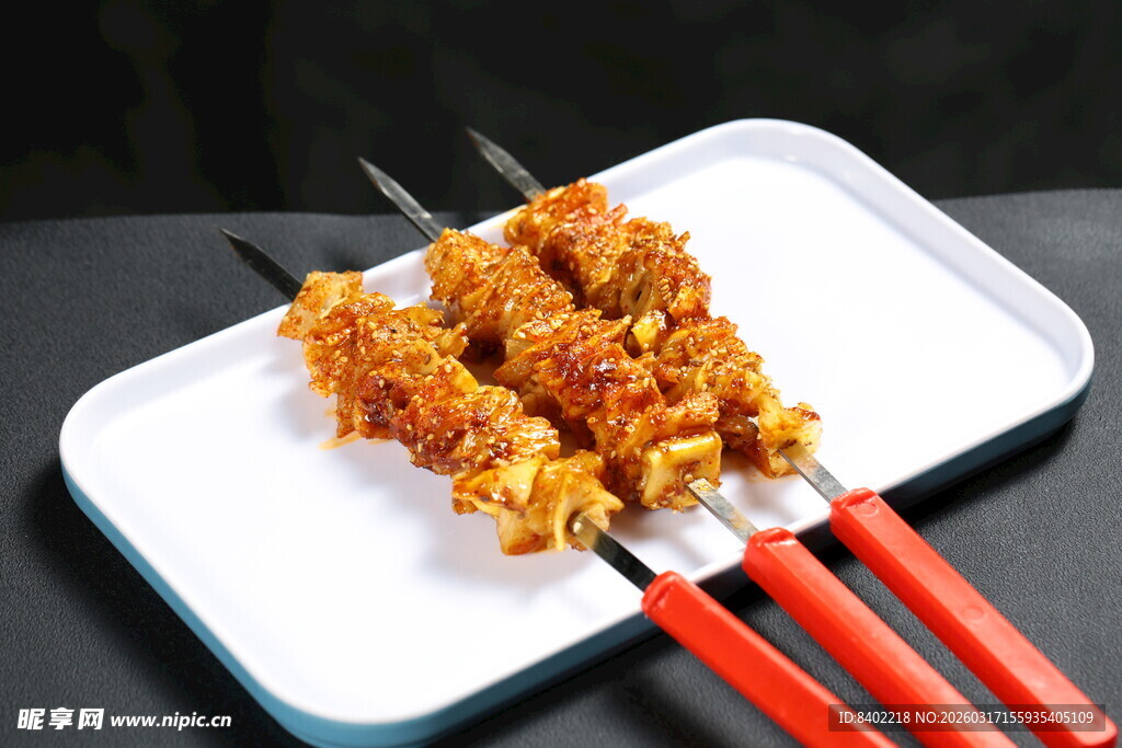 美味烤肉串置于白色托盘