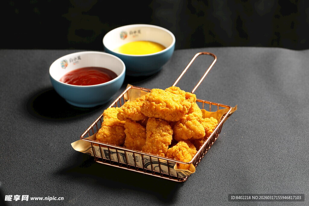 美味炸鸡配多样蘸酱