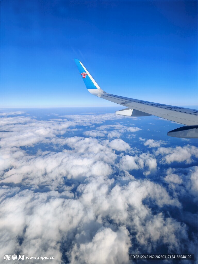 高空俯瞰云端飞机机翼