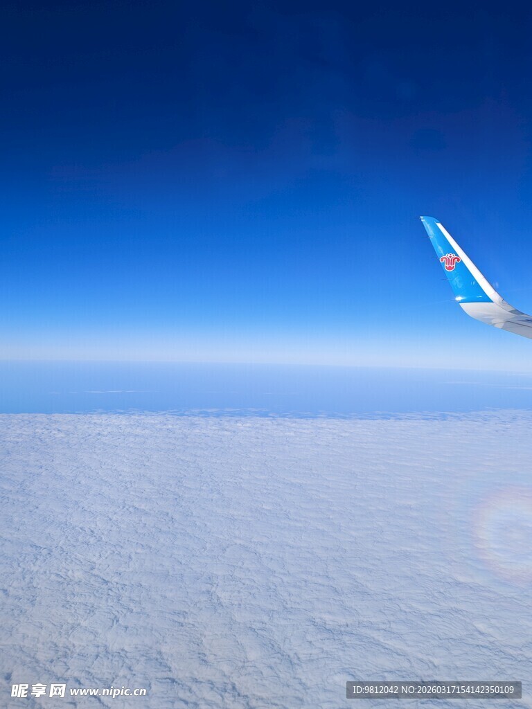 飞机翱翔于云海之上