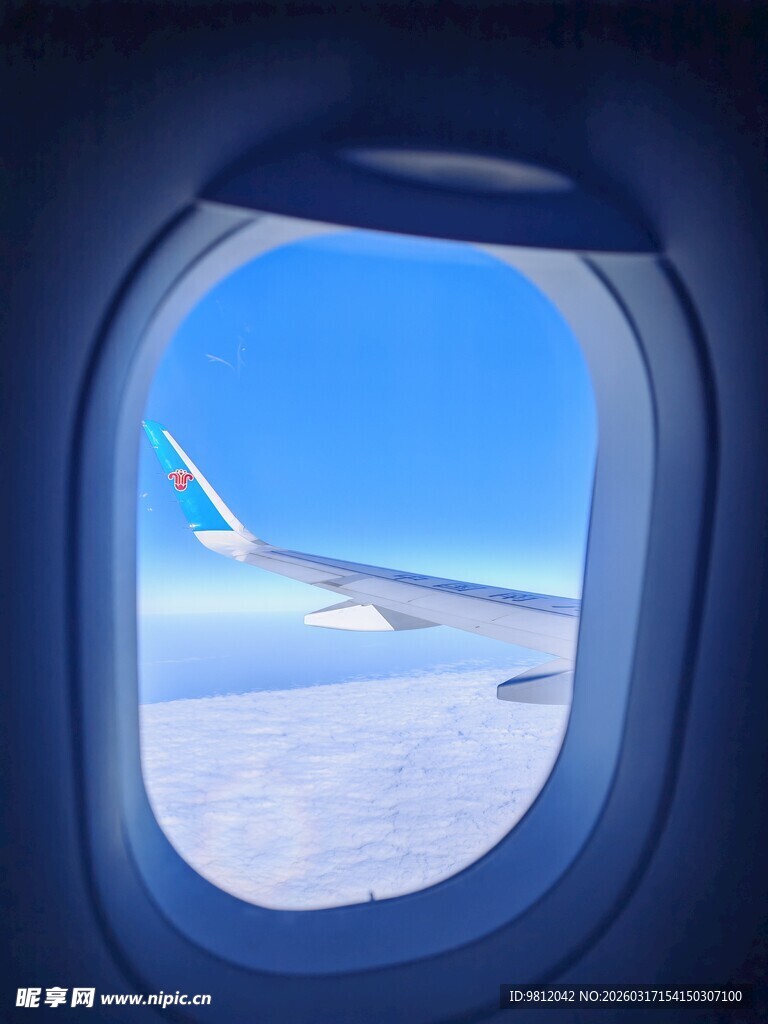 飞机舷窗视角下的蓝天白云